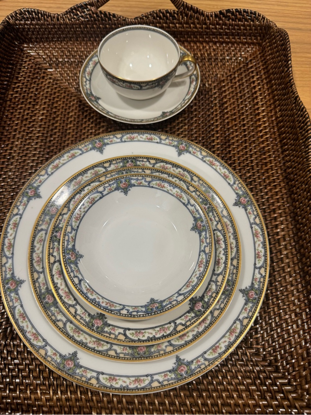 Theodore Haviland Limoges  Dinnerware in the Troy pattern, 1 set off 6